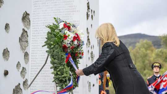 Prezidentka Zuzana Čaputová počas pietneho aktu kladenie vencov pri pamätníku Brána slobody na Devíne počas 34. výročia Nežnej revolúcie.