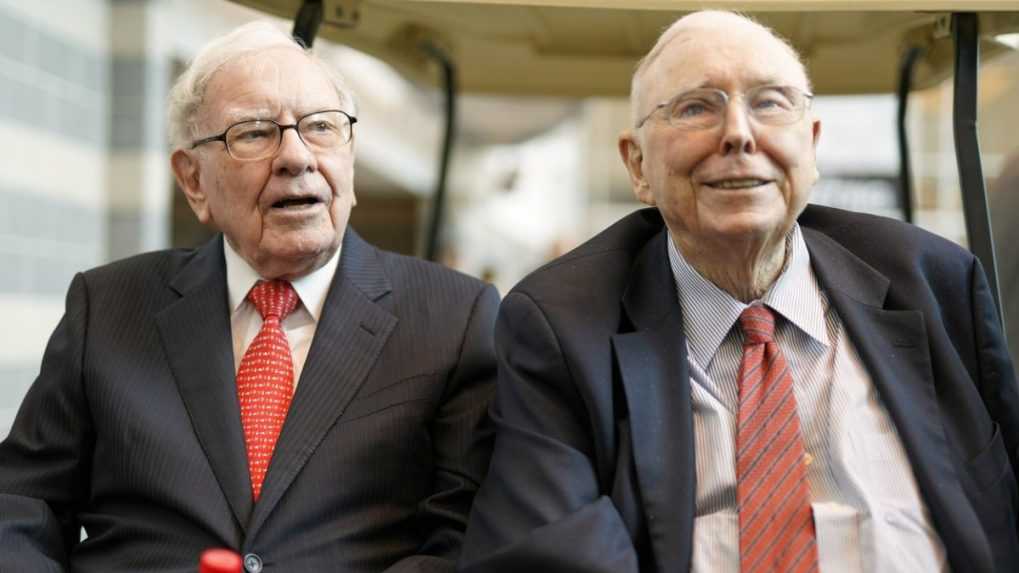 Zomrel americký miliardár Charlie Munger (†99), pravá ruka podnikateľa Warrena Buffeta