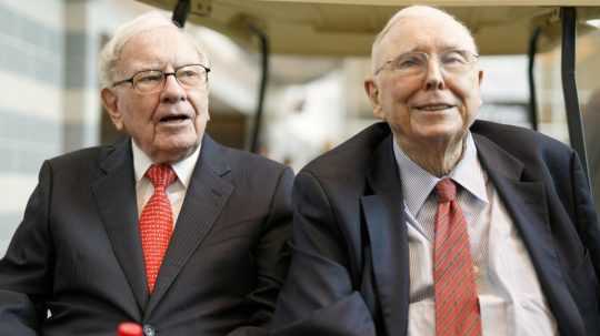 Na archívnej snímke Warren Buffet (vľavo) a jeho pravá ruka Charlie Munger (vpravo).