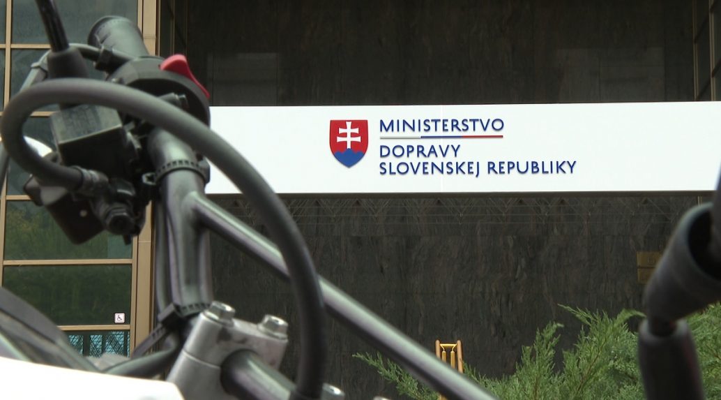 Ďalšie zmeny na vedúcich postoch: Rezort dopravy vymenil šéfov železníc a bratislavského letiska