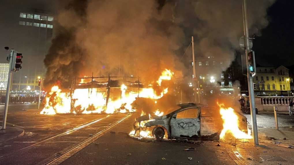 Dublin v plameňoch: Ľudia podpaľovali autá, rabovali obchody a útočili na policajtov