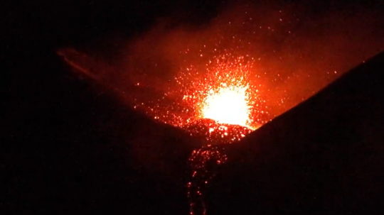 Sopka Etna chrlila lávu.