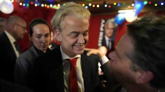 Líder holandskej krajne pravicovej, protiislamskej Strany pre slobodu (PVV) Geert Wilders sa rozpráva so svojimi stúpencami po oznámení predbežných výsledkov parlamentných volieb v Holandsku.