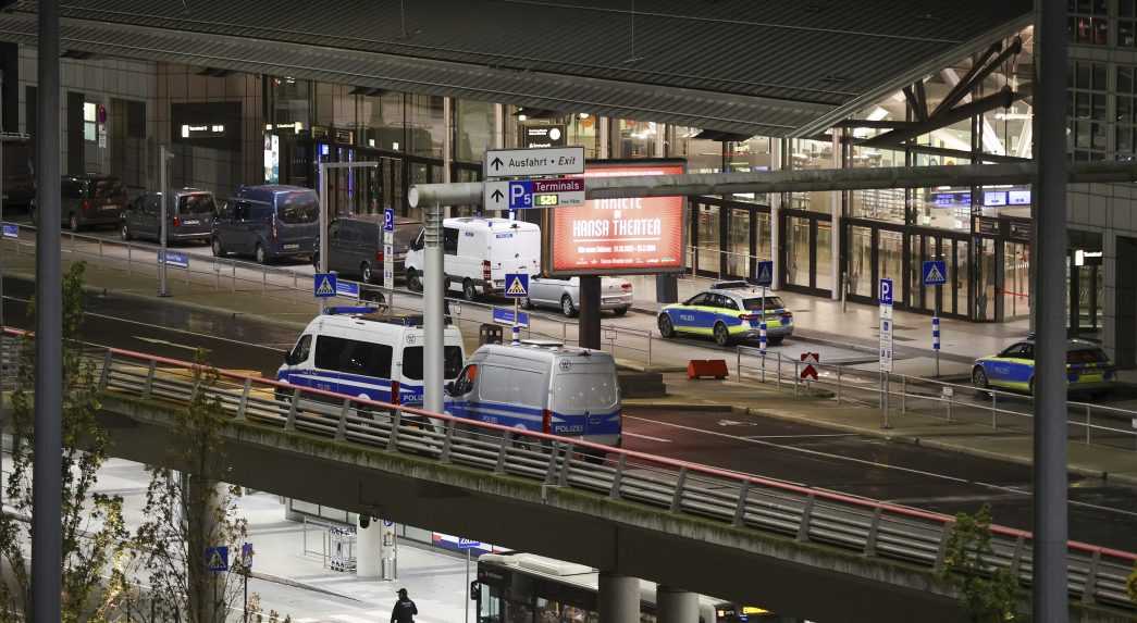 Rukojemnícka dráma na letisku v Nemecku: Muž, ktorý uniesol svoju dcéru, sa po 18 hodinách vyjednávania vzdal