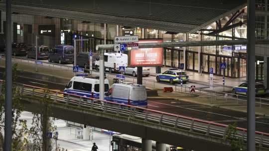 Rukojemnícka dráma na letisku v Hamburgu sa skončila, muža zadržali