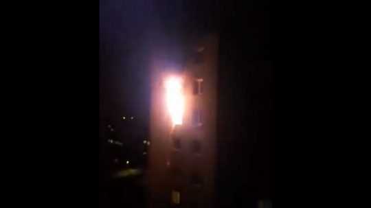 Na snímke plamene z horiaceho bytu.