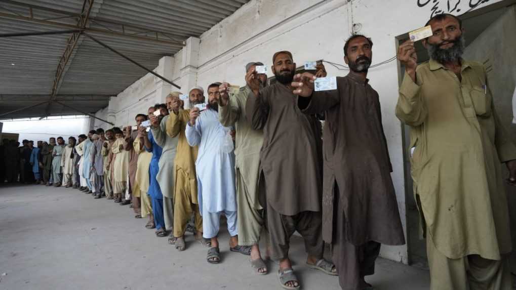 Pakistan vyhosťuje státisíce Afgancov, otvoril preto ďalšie tri hraničné priechody. Na opustenie krajiny majú už len pár týždňov