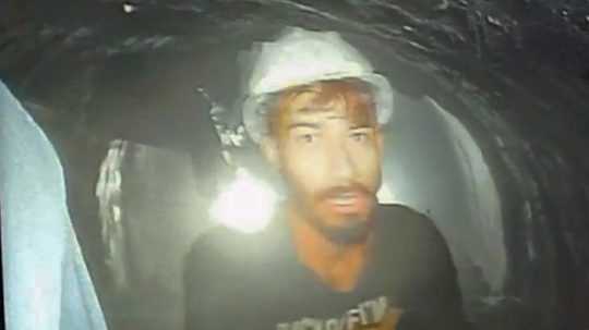 Na snímke robotník uväznený v tuneli.