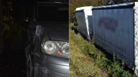 Na snímke zľava poškodené auto a nákladné auto v priekope.