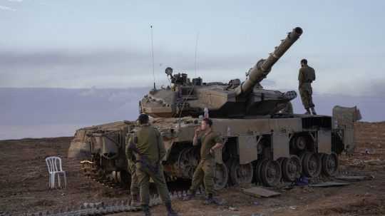Na snímke izraelskí vojaci pri tanku.