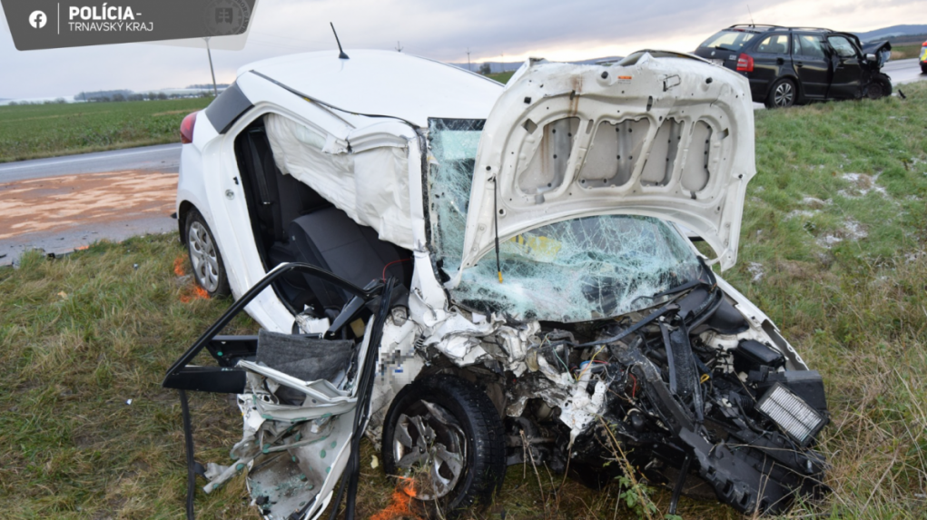 Na Záhorí sa čelne zrazilo osobné auto s taxíkom, nehodu neprežil 29-ročný zákazník