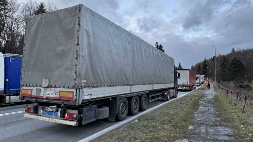 Poľskí kamionisti stále blokujú hraničné priechody s Ukrajinou. Eurokomisia to kritizuje