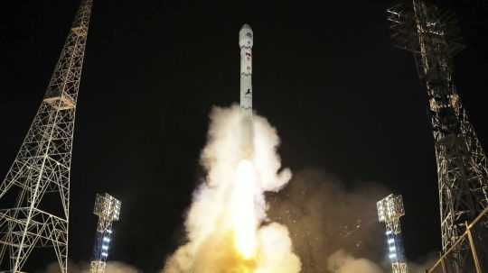 Na snímke, ktorú poskytla severokórejská vláda, je podľa krajiny vypustenie vojenského špionážneho satelitu Malligyong-1 na obežnú dráhu.