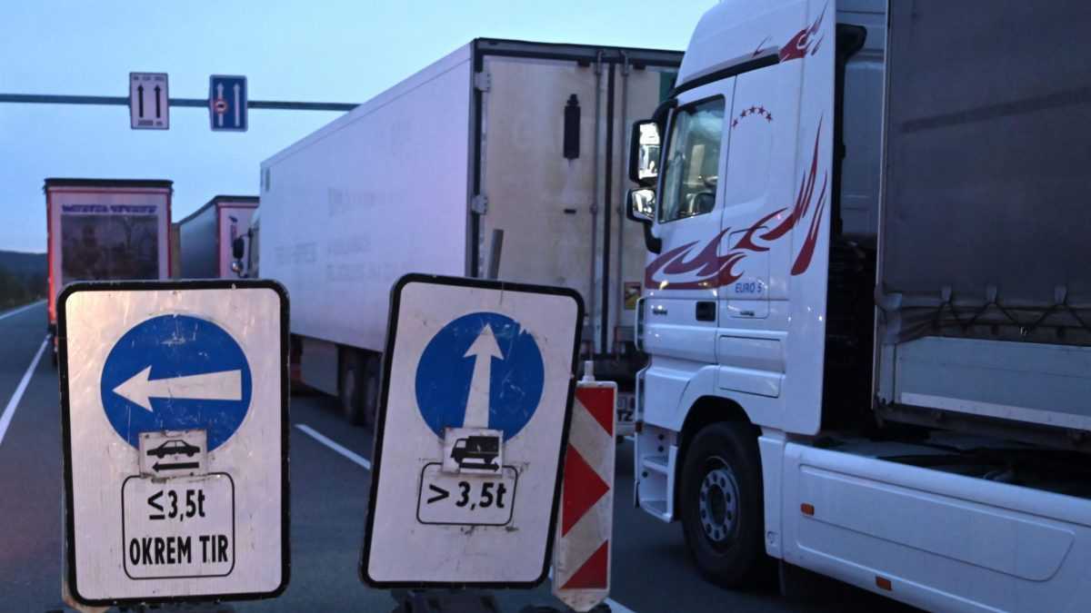 Przewoźnicy samochodowi będą blokować przejścia graniczne – Wiadomości RTVS