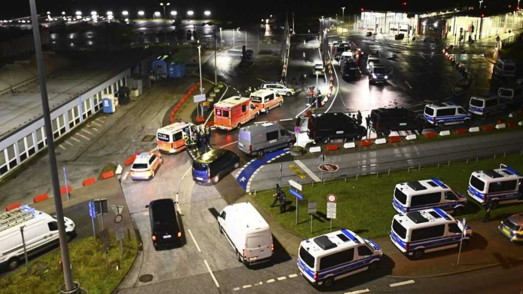 Na letisko v Hamburgu vnikol ozbrojený muž. Vozidlom prerazil bránu a niekoľkokrát vystrelil