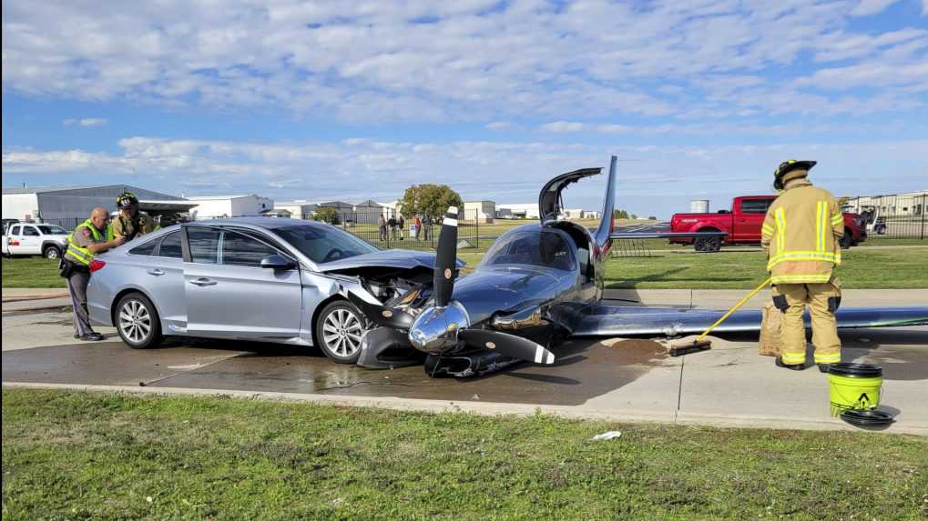 VIDEO: Lietadlo v Texase nezvládlo pristávanie. Prerazilo plot a zrazilo sa s autom