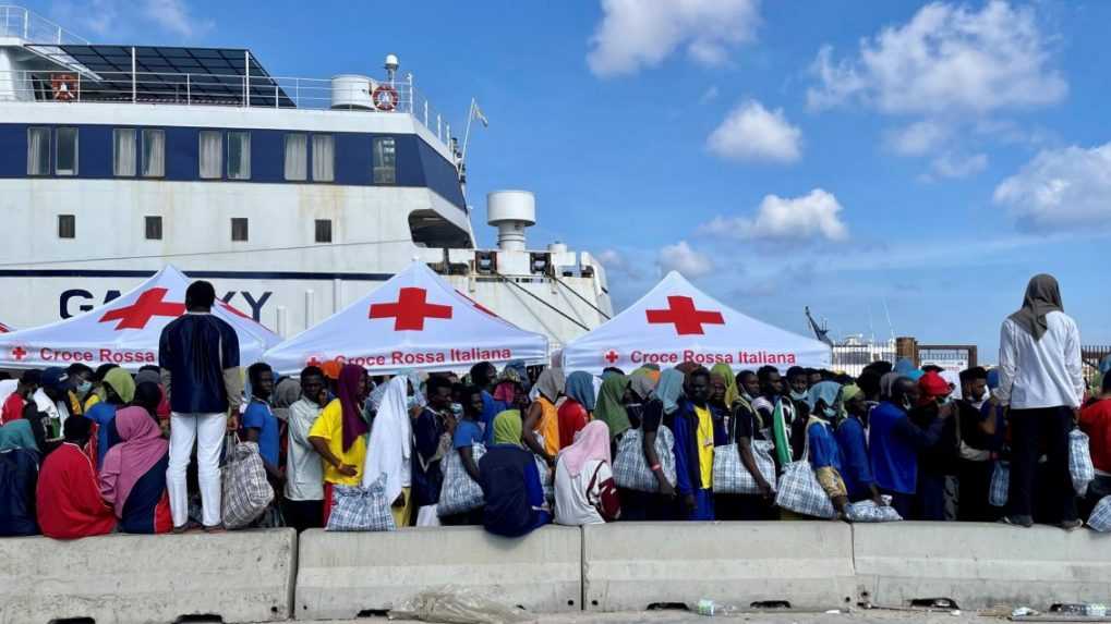 Nehodu lode s migrantmi pri Taliansku neprežilo dvojročné dievča, hľadá sa osem ľudí