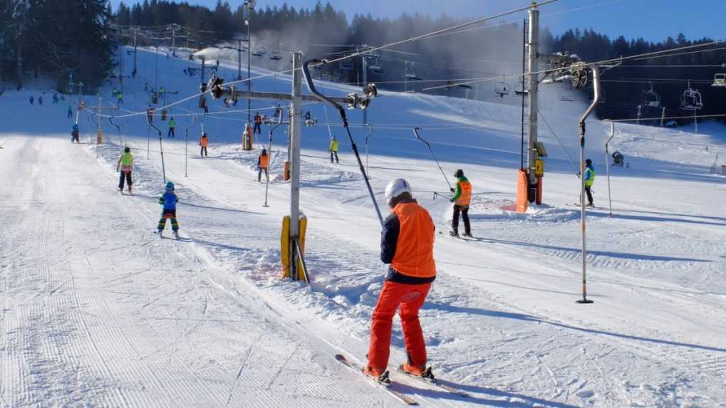Dobrá správa pre lyžiarov: Menšie lyžiarske strediská začínajú zasnežovať. Sezónu chcú otvoriť ešte pred Vianocami
