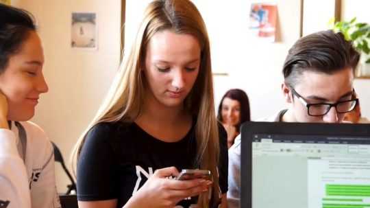 Ilustračná snímka - študentka používa mobilný telefón.