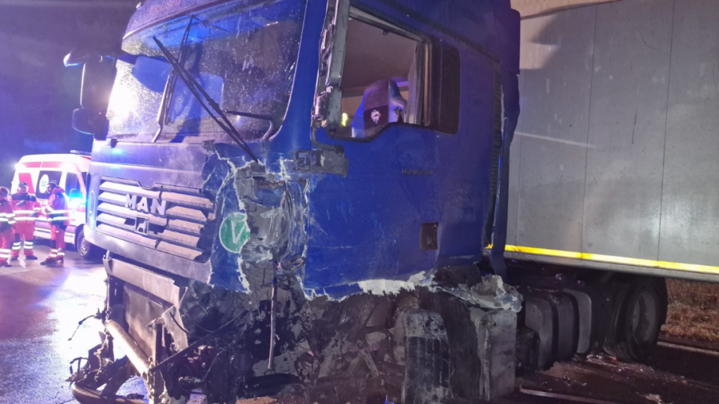 Čelný náraz na Záhorí neprežil vodič osobného auta, zrazil sa nákladným vozidlom