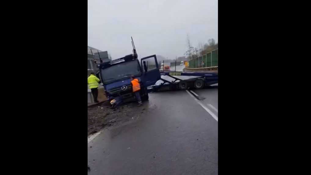Zjazd z diaľnice v Žiline-Strážove, kde havaroval kamión je už prejazdný