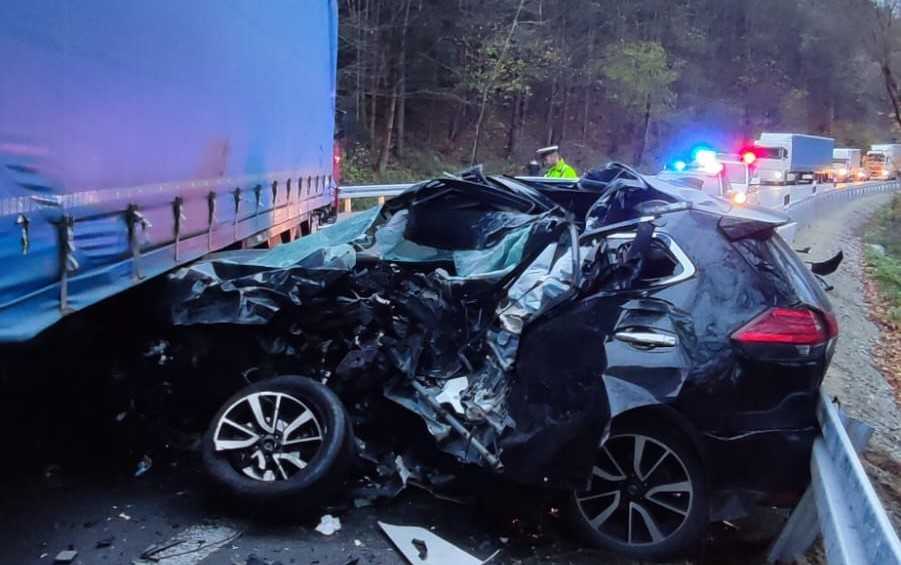 Tragická nehoda na hlavnom cestnom ťahu pred Ružomberkom: Šofér neprežil, spolujazdkyňa skončila v nemocnici