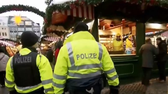 Na snímke nemeckí policajti na vianočných trhoch.