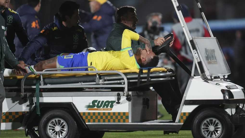Brazílsky kanonier Neymar môže pre zranenie pauzovať až rok, Copa America zrejme nestihne