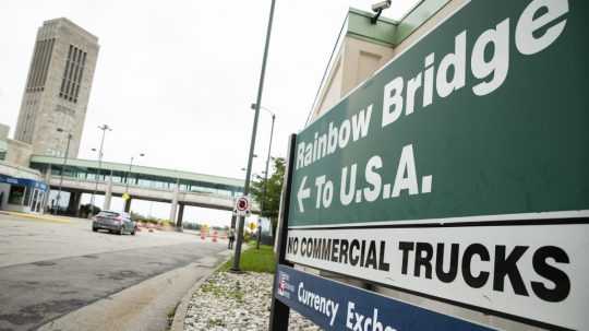 Dvaja ľudia zahynuli pri explózii vozidla na moste Rainbow Bridge spájajúcom Spojené štáty a Kanadu.