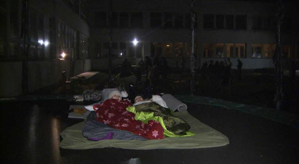 Košičania vyjadrili solidaritu ľuďom bez domova. Komfort príbytku vymenili na jednu noc za chladnú ulicu