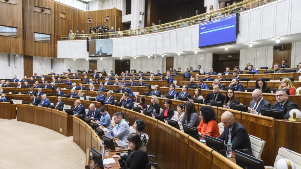 Parlament pokračuje v rokovaní o zrýchlenom režime k novele Trestného zákona. Diskusii dominujú opoziční poslanci
