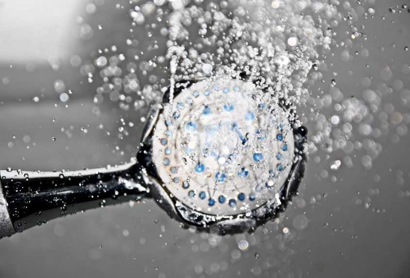 Každodenné sprchovanie môže niektorým ľuďom uškodiť: Odborníčky vysvetlili, kedy je menej viac
