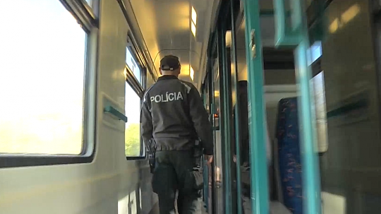Polícia hliadkuje vo vlaku.