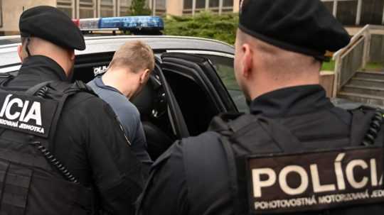 Na snímke policajti vyvádzajú z Mestského súdu v Košiciach obvineného 29-ročného Mateja z okresu Spišská Nová Ves.