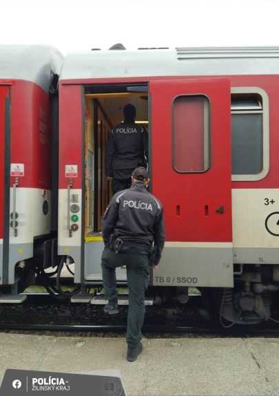 Po útoku vo vlakoch prebiehajú zvýšené kontroly. Polícia dohliada na bezpečnosť cestujúcich aj zamestnancov
