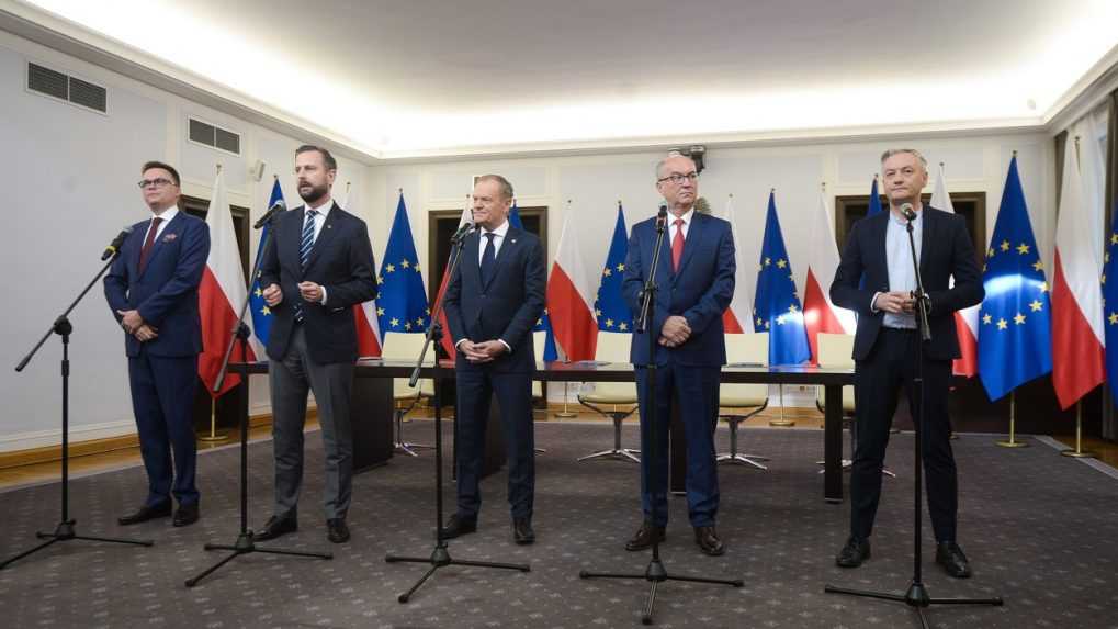 Trojica poľských strán podpísala predbežnú koaličnú dohodu. Na ťahu je však stále premiér Morawiecki