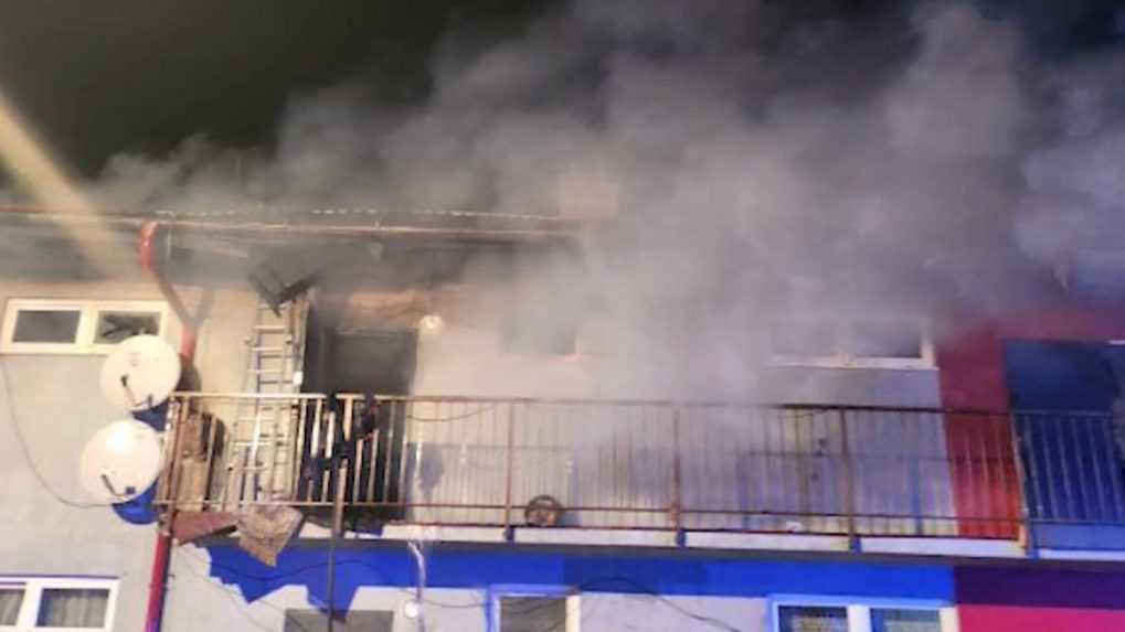 Požiar v obci pri Svidníku zničil nájomné byty. Obyvatelia museli vyskakovať cez okno