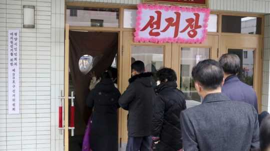 Severokórejčania stoja v rade na hlasovanie počas volieb v Pchjongjangu.