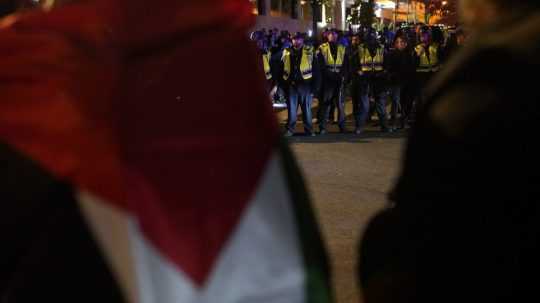 Na snímke protestujúci a policajti.