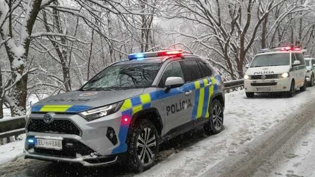 Slovensko zasiahlo sneženie, ktoré narušilo dopravu. Horské priechody už sprejazdnili, niekde s obmedzeniami