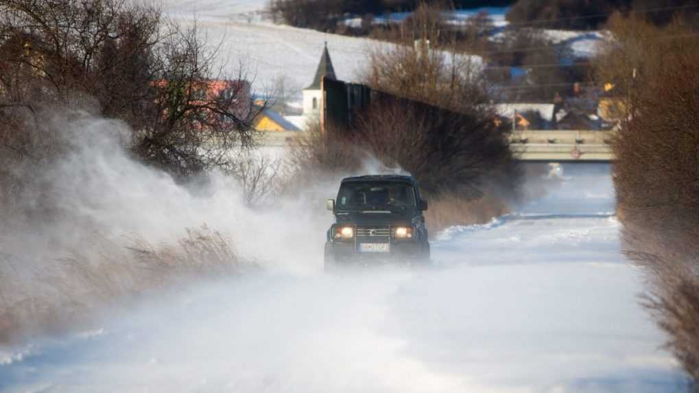 Západ Slovenska potrápi silný vietor. Meteorológovia varujú aj pred snehovými jazykmi a závejmi