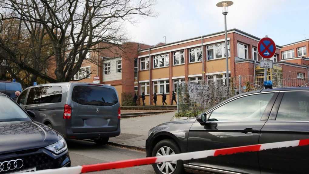 Policajti zasahovali v škole v Hamburgu. Žiaci sa mali vyhrážať učiteľke zbraňami, zistilo sa, že boli hračkárske