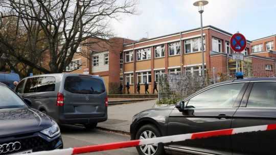 Na snímke policajti pred budovu školy v Hamburgu 8. novembra 2023.