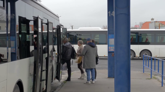 Ľudia nastupujú do autobusu.