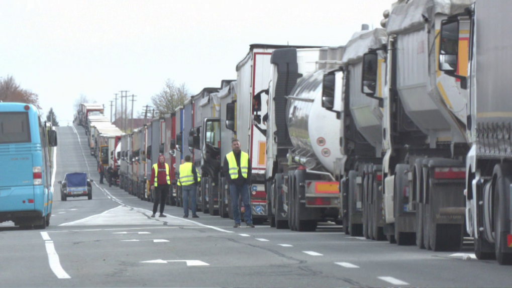 Na slovensko-ukrajinskej hranici sa vytvorila 16-kilometrová kolóna kamiónov. Dôvodom bol protest poľských autodopravcov