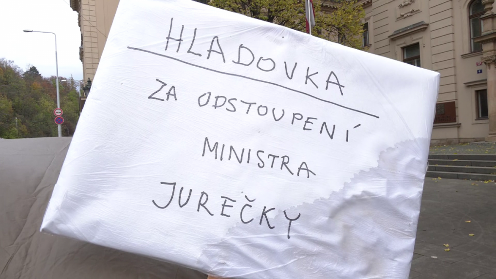 Hladovka pred úradom českej vlády zaúčinkovala. Disident Soukup dostane priemerný dôchodok