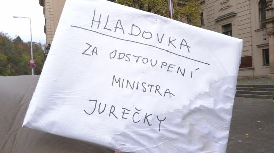 Snímka z hladovky pred budovou úradu českej vlády.