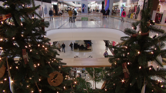 Nákupné centrum s vianočnou výzdobou.