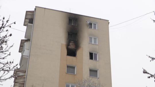 Na snímke bytovka v Detve, horné tri poschodia sú poškodené dymom.