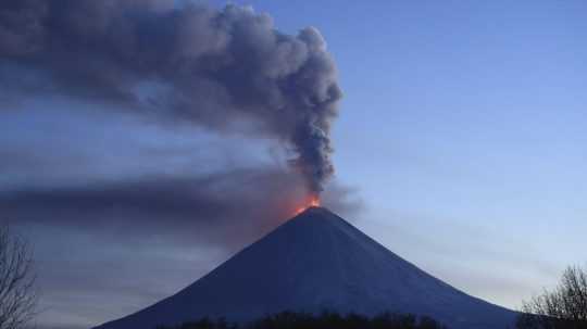 Erupcia sopky Kľučevskaja na Kamčatke.